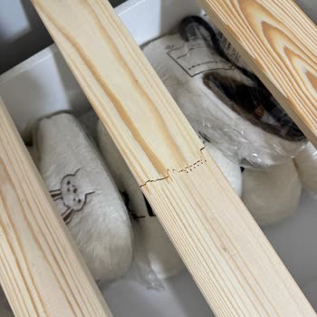 Hemnes Divanda Kırılan Tahta Çıta Güvenlik Ve Kalite Sorunu