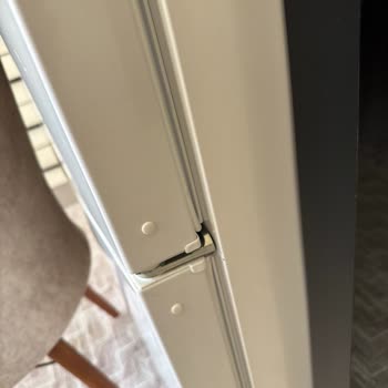 Garanti Kapsamındaki Buzdolabının Kapak Menteşesi Kırıldı, Yetkili Servis Ücret İstiyor