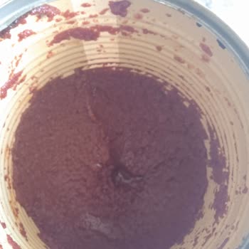 Simsiyah Domates Salçası Lezzetini Bozdu, Sağlık Endişesi Yaratıyor
