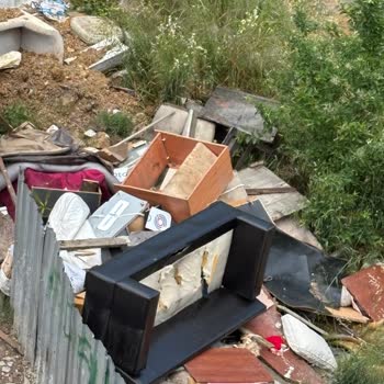 Yıldıray Sokakta Çöplerin Birikmesi Ve Temizlik İhmali