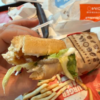 Burger King'de Hamburgerden Canlı Kurt Çıkması Nedeniyle Hijyen Skandalı Ve Yetersiz Özür