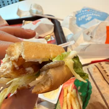 Burger King'de Hamburgerden Canlı Kurt Çıkması Nedeniyle Hijyen Skandalı Ve Yetersiz Özür