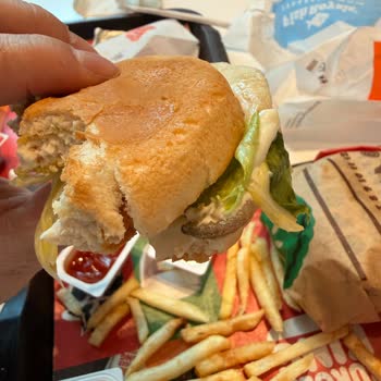 Burger King'de Hamburgerden Canlı Kurt Çıkması Nedeniyle Hijyen Skandalı Ve Yetersiz Özür