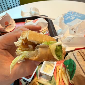 Burger King'de Hamburgerden Canlı Kurt Çıkması Nedeniyle Hijyen Skandalı Ve Yetersiz Özür