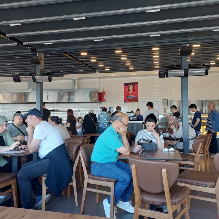 Sahilde Tek Kafe Yetersiz Kapasite Ve Sınırlı Menüyle Aileleri Mahvediyor