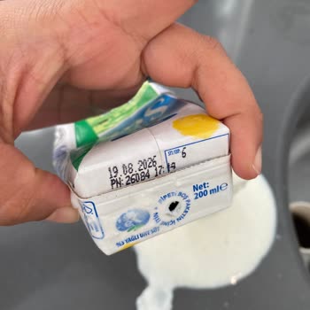 Kapalı Ve Son Kullanma Tarihi Geçmemiş Sütün Kesilmiş Ve Yoğurtlaşmış Olması