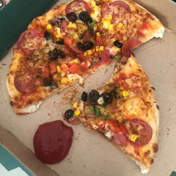 Pizza’da Saç Bulunması Hijyen Ve Sağlık Endişesi Yarattı