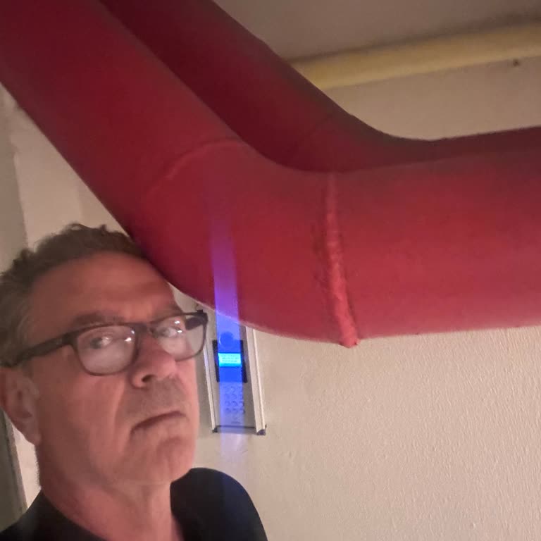 İSS Yönetimi Umursamazlığı Nedeniyle Otopark Yangın Borusu Çarpması Omuz Tendonu Kopması