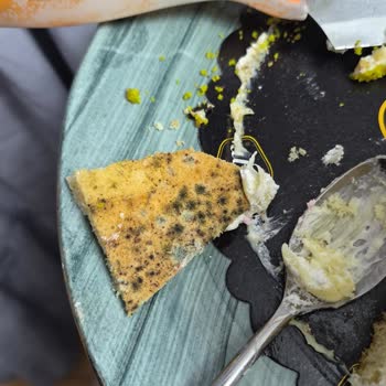 Alkar Pastane - Cafe Küflü Pasta Ve Çalışanların Umursamaz Tavrı