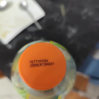 Lipton Ice Tea Şişesinde Kağıt Parçası Ve Küf Tortusu