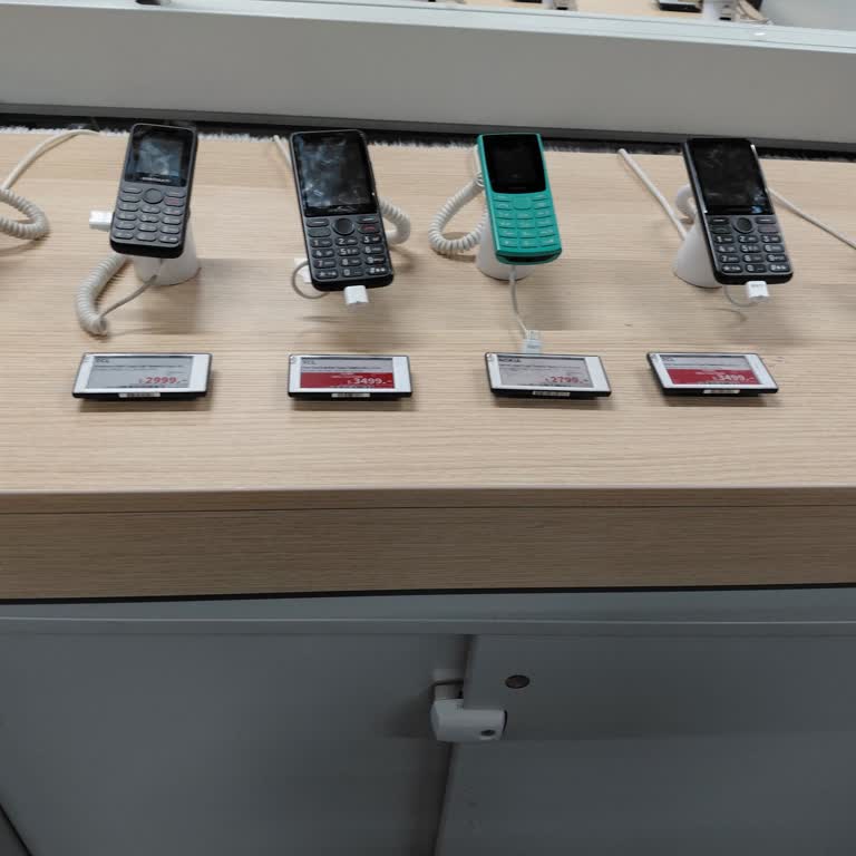 Tuşlu Telefon Reyonundaki Cihazların Ekranları Kapalı, Deneme İmkânı Olmadı