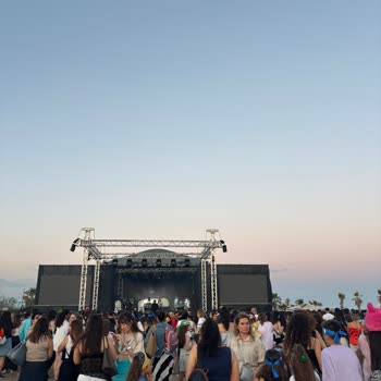 Son Dakika Mekan Değişikliği Ve Aşırı Kalabalık Plajda Konforsuz Konser Şikayeti
