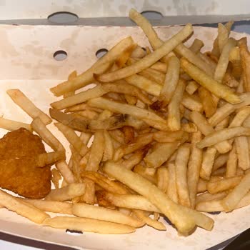 Burger King'den Bayat Ve Yanmış Patates, Nuggetlar Kova İçinde Sunuldu, Canlı Destek Yanıt Vermedi