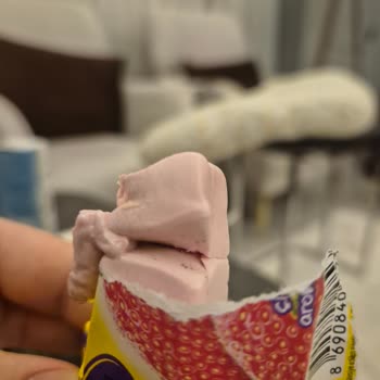 Ambalajsız Ve Küflü Ülker Kremini Çilek Aromalı Üründe Hijyen Sorunu