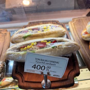 Dalaman Havalimanı Simit Sarayı’nda Bayat Sandviçler Ve İade Yok