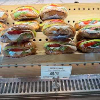 Dalaman Havalimanı Simit Sarayı’nda Bayat Sandviçler Ve İade Yok