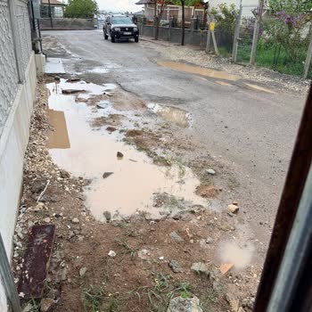Karşıyaka Mahallesinde Asfalt Ve Kaldırım Eksikliği Çamur Ve Çukurlarla Mücadeleyi Zorlaştırıyor