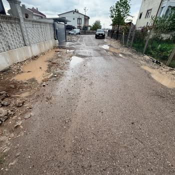 Karşıyaka Mahallesinde Asfalt Ve Kaldırım Eksikliği Çamur Ve Çukurlarla Mücadeleyi Zorlaştırıyor
