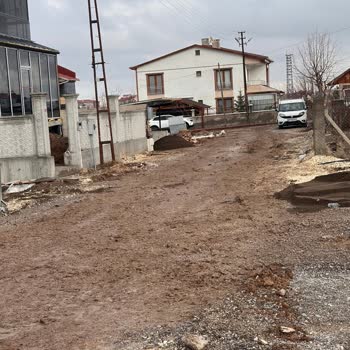 Karşıyaka Mahallesinde Asfalt Ve Kaldırım Eksikliği Çamur Ve Çukurlarla Mücadeleyi Zorlaştırıyor
