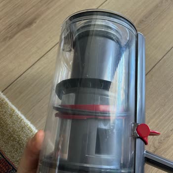 Dyson V15 Toz Haznesi Kırmızı Parçası Düşerek Kullanılamaz Hale Geldi
