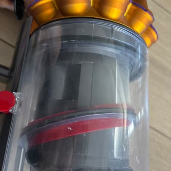 Dyson V15 Toz Haznesi Kırmızı Parçası Düşerek Kullanılamaz Hale Geldi