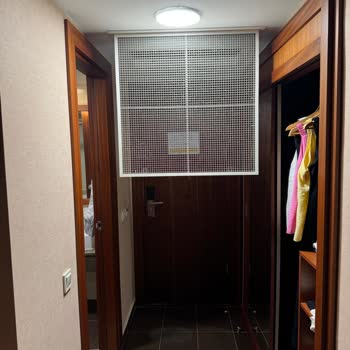 Tavandan Düşen Metal Kafes Güvenlik Açığı Ve Otel Müdürünün Yokluğu