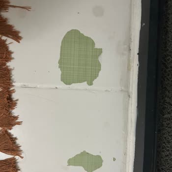 Bianca Boya Belirgin Kalkmalar Ve Bozulmalar Oluştu