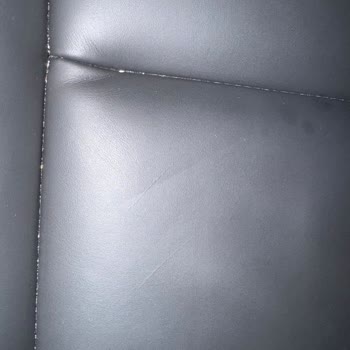Volvo Bayisi Koltuk Derisi Hasarını Göz Ardı Ederek Sorumluluk Almıyor