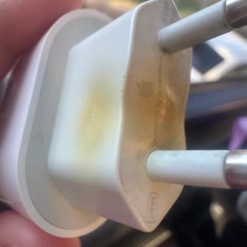 Apple Şarj Adaptörü Aniden Yanarak Eridi, Ev Yangını Riski