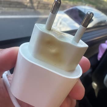 Apple Şarj Adaptörü Aniden Yanarak Eridi, Ev Yangını Riski