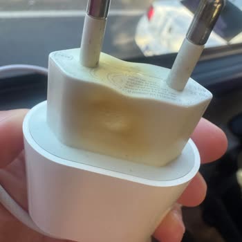Apple Şarj Adaptörü Aniden Yanarak Eridi, Ev Yangını Riski