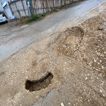 Defne Sokak Girişinde Yol Çökmesi Tekrarlıyor, Trafik Ve Güvenlik Tehlikede