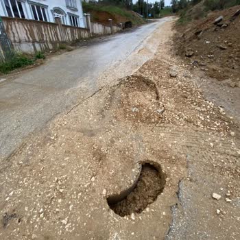 Defne Sokak Girişinde Yol Çökmesi Tekrarlıyor, Trafik Ve Güvenlik Tehlikede
