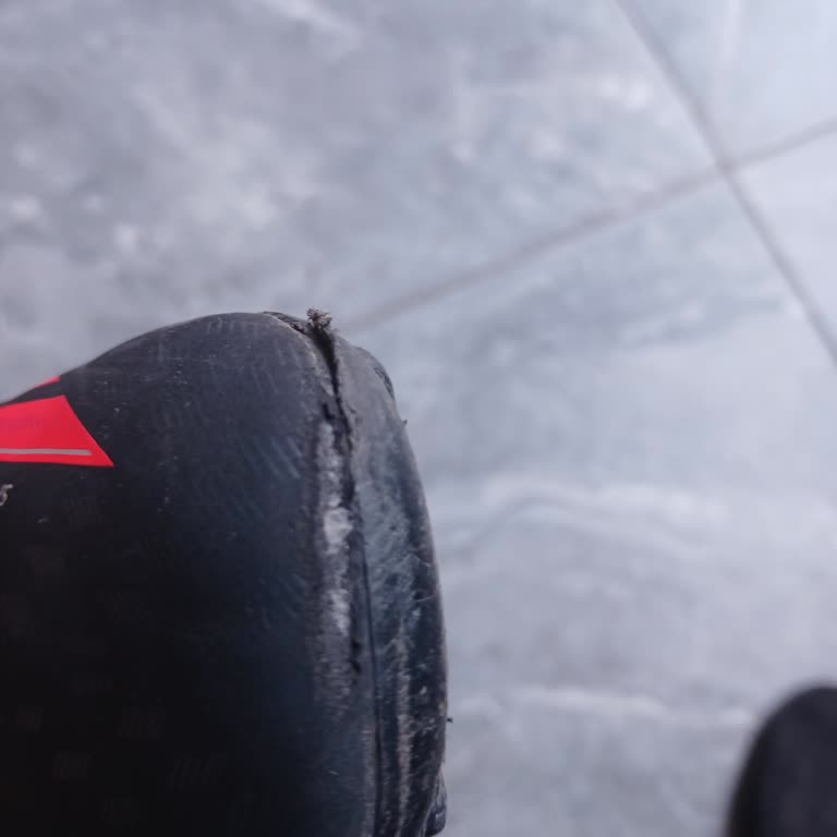 Adidas Copa Kramponunun Bir Saatte Ön Bölümü Açılması Ve Değişim Talebi