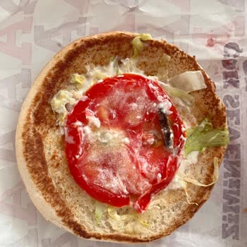 Küflenmiş Domatesli Tavuk Burgerlerde Hijyen Sorunu Ve İade Reddi