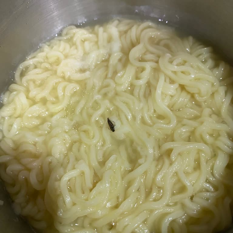 BİM'den Alınan Indomie Körili Noodle İçinde Böcek Tespit Edildi, Hijyen Endişesi