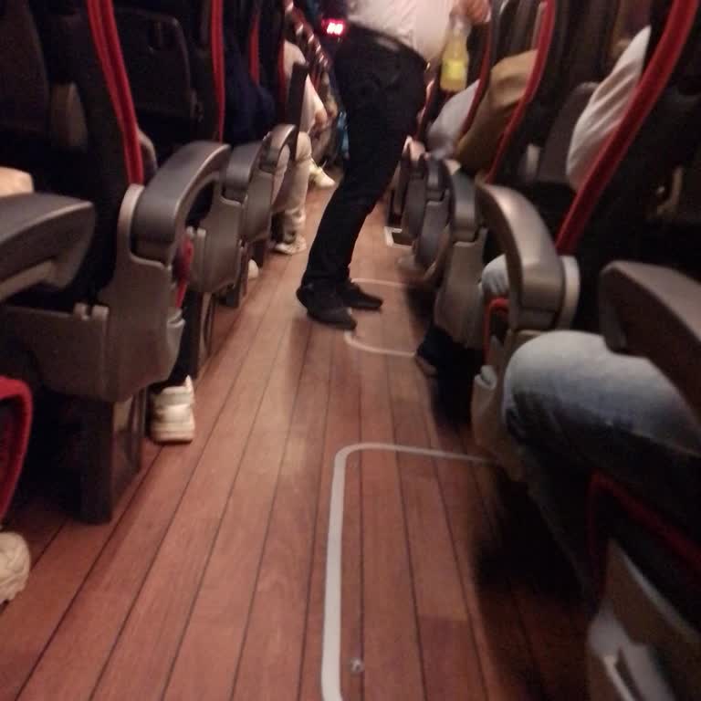 Emniyet Şeridinde Durdurulan Otobüste Güvenlik Ve Hizmet Sorunları