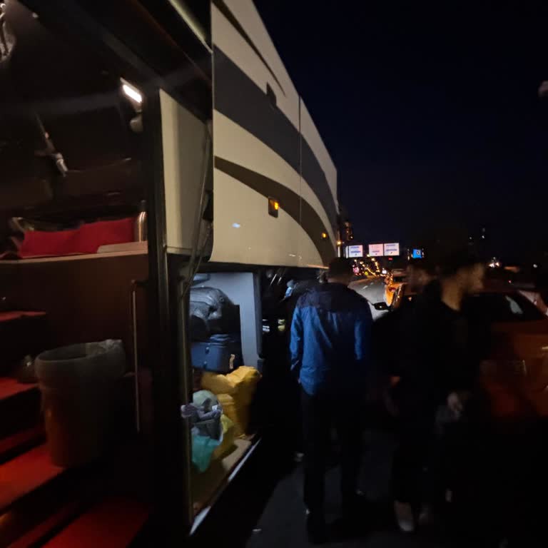 Lider Muş Tur Araç Yol Kenarında Yolcu Alıp Bırakarak Trafiği Aksattı Ve Güvenliği Tehlikeye Attı