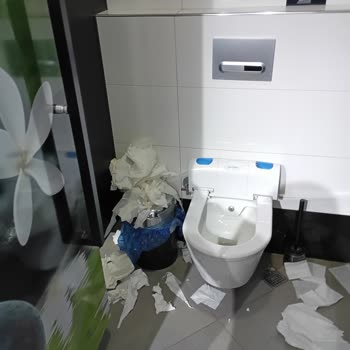 Opet İstasyonunda Hijyenik Olmayan Tuvalet Ve Yanıltıcı Temizlik Çizelgesi