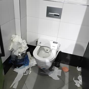 Opet İstasyonunda Hijyenik Olmayan Tuvalet Ve Yanıltıcı Temizlik Çizelgesi