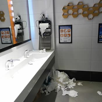 Opet İstasyonunda Hijyenik Olmayan Tuvalet Ve Yanıltıcı Temizlik Çizelgesi