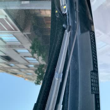 Mercedes A200 Ön Cam Altı Plastik Parçası Sürekli Açılıyor, Değişim Gerekiyor