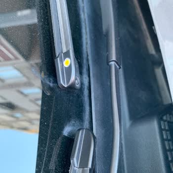 Mercedes A200 Ön Cam Altı Plastik Parçası Sürekli Açılıyor, Değişim Gerekiyor