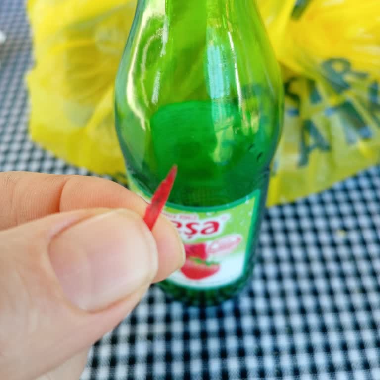 Maden Suyu Şişesinde Plastik Parça Tehlikesi