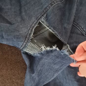 Süper Esnek İddiasına Rağmen İlk Kullanımda Yırtılan Kot Pantolon