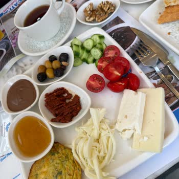 Alaçatı Muhallebicisi’nde Güler Yüz Eksikliği Ve Geç Servis Şikayetim