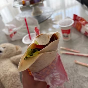 Paketteki Çiğ Köfte Dürümünün Islak Ve Dağınık Ekmeği, Özensiz Hazırlık