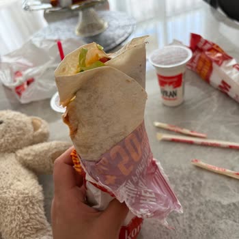Paketteki Çiğ Köfte Dürümünün Islak Ve Dağınık Ekmeği, Özensiz Hazırlık
