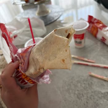 Paketteki Çiğ Köfte Dürümünün Islak Ve Dağınık Ekmeği, Özensiz Hazırlık
