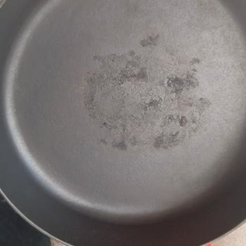 Orta Kısmı Yanıyor Ve Kullanılamaz Hale Gelen Lava Tencere